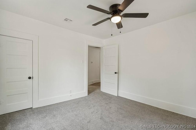 carpeted empty room featuring ceiling fan