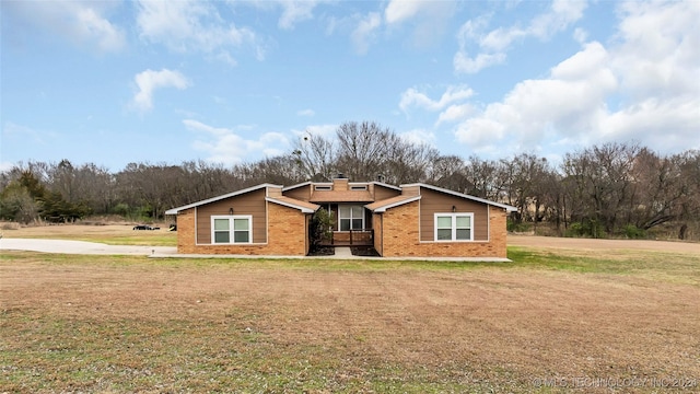 single story home with a front lawn