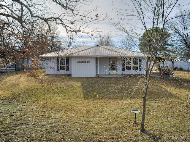 view of front facade featuring a front lawn