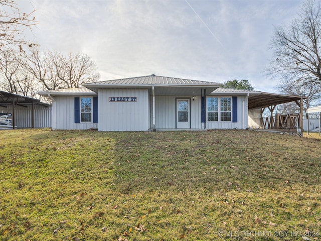 view of front of home featuring a carport and a front yard