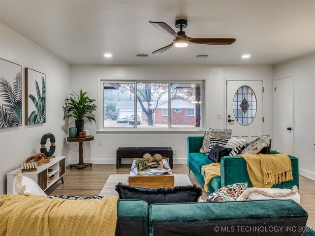 living area featuring recessed lighting, wood finished floors, a ceiling fan, and baseboards