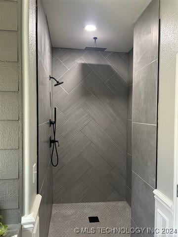 bathroom with tiled shower