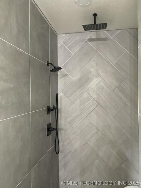 interior details with a tile shower