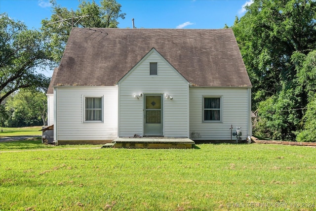 new england style home with a front lawn