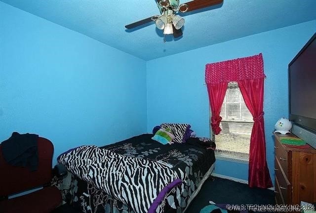 bedroom featuring ceiling fan