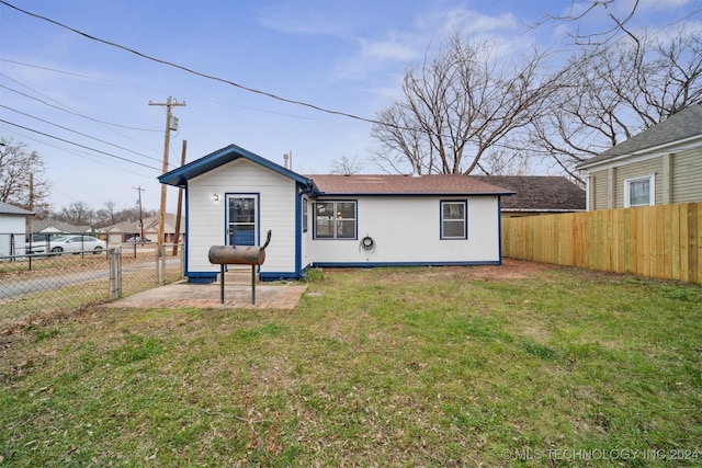 view of front facade featuring a patio and a front yard