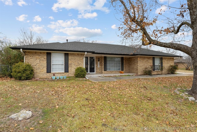 single story home featuring a front lawn