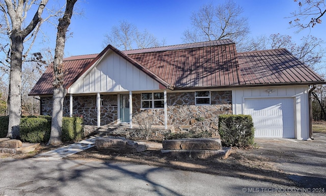 view of front of property featuring a garage