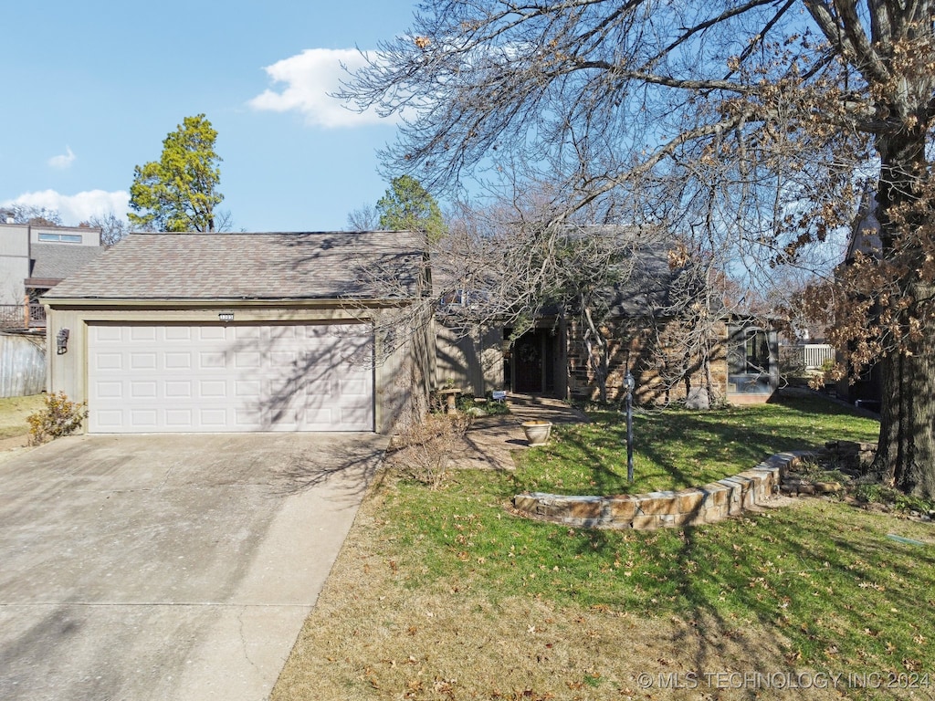 view of front of home featuring a front yard