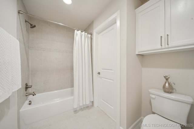 bathroom featuring toilet and shower / tub combo