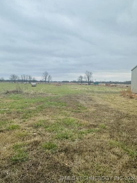 view of yard featuring a rural view