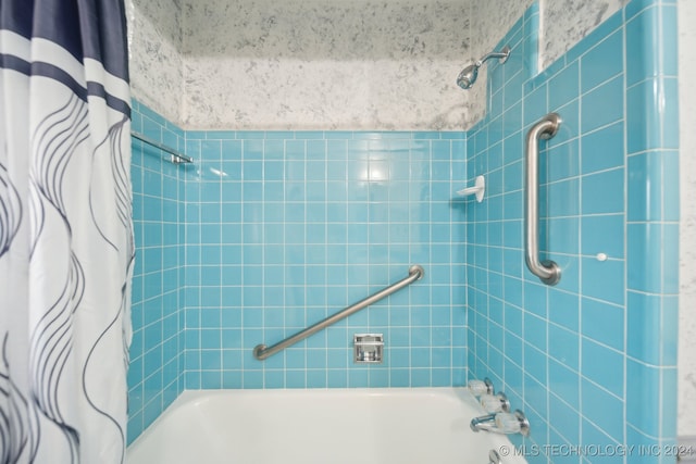 bathroom featuring shower / bath combo