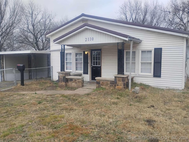 view of front facade with a front yard