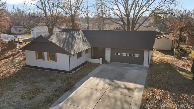 view of front facade featuring a garage