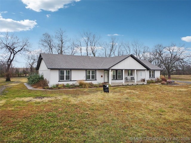 single story home featuring a front lawn