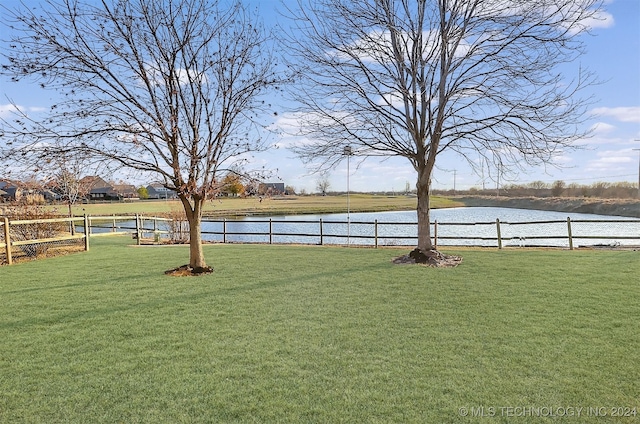 view of yard featuring a water view