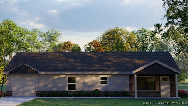 view of front of property featuring a garage and a front lawn