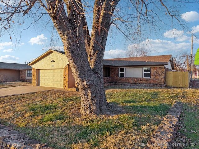 ranch-style house featuring a front yard