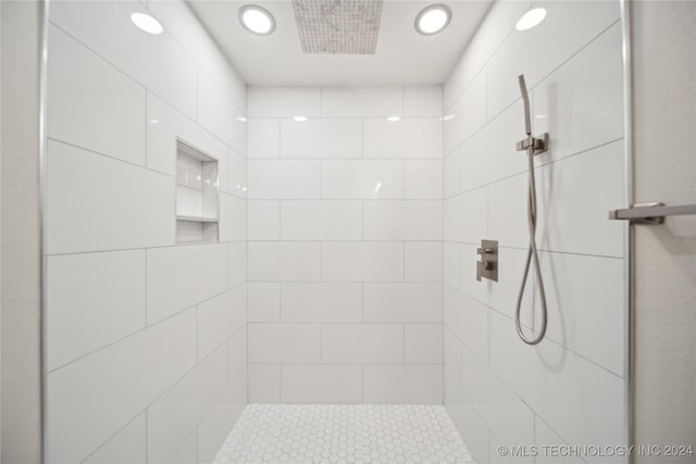 bathroom featuring a tile shower