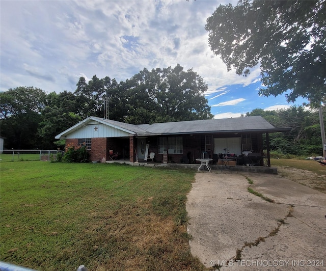 ranch-style house featuring a front lawn