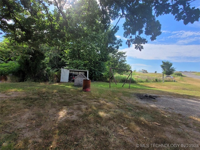 view of yard featuring a rural view