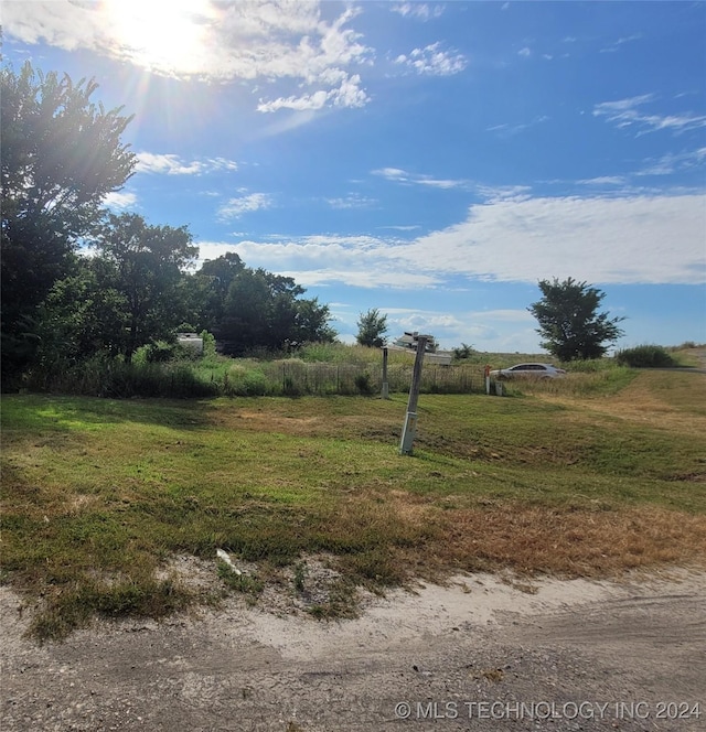 view of yard featuring a rural view