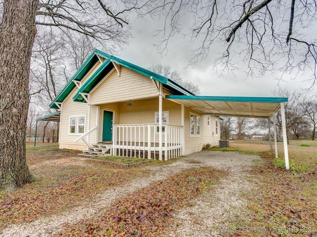 view of front facade with a porch and a carport