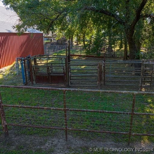 view of yard featuring an outbuilding