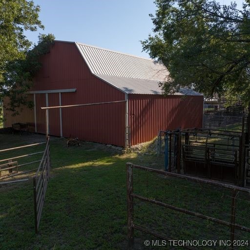 view of yard featuring an outbuilding