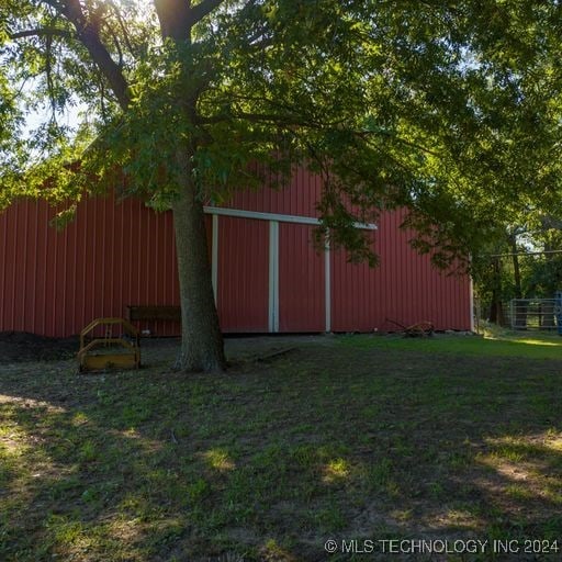 view of yard featuring an outbuilding