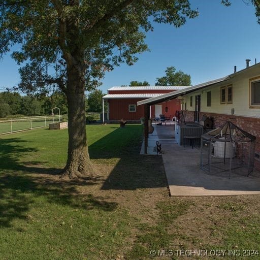 view of yard featuring a patio area