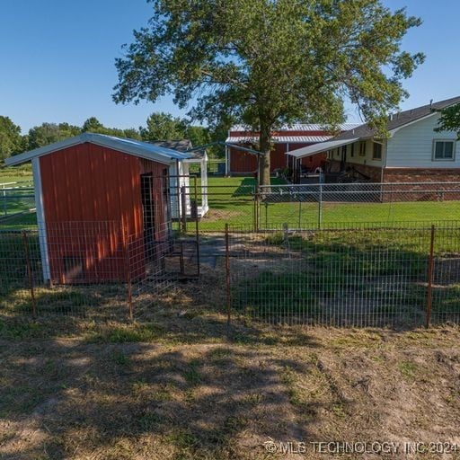 view of yard featuring an outbuilding