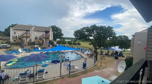 view of swimming pool