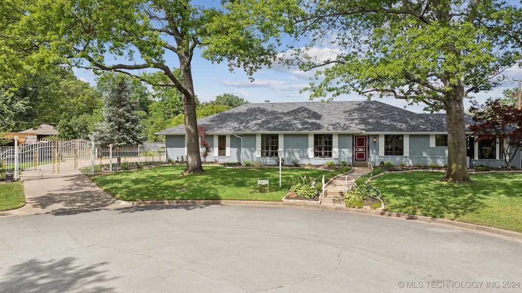 single story home featuring a front yard