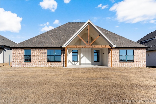 view of front of house featuring a front lawn