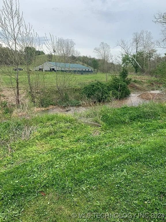 view of yard featuring a rural view