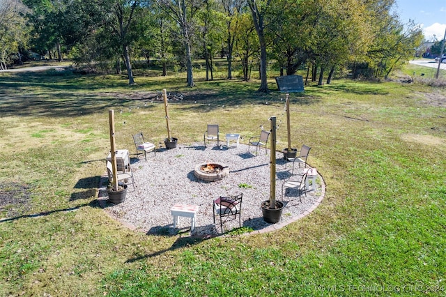 view of yard featuring a fire pit