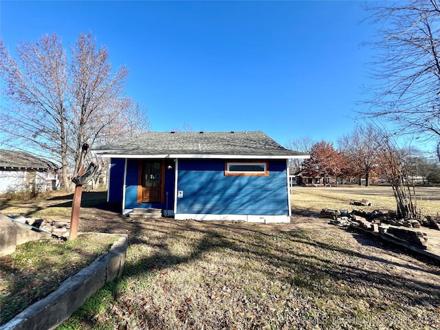 view of front of property with a front lawn