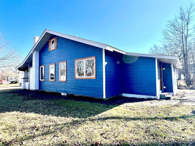 view of side of property featuring a yard