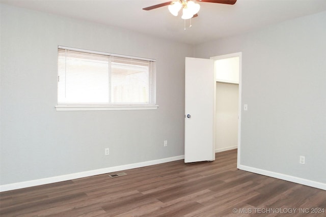 unfurnished room with dark hardwood / wood-style floors and ceiling fan