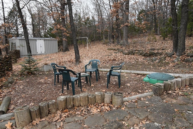 view of yard featuring an outbuilding