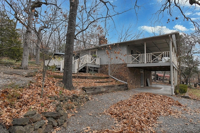 view of front of property featuring a carport