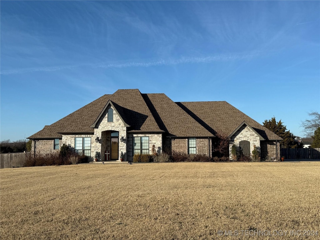 view of front of home featuring a front lawn