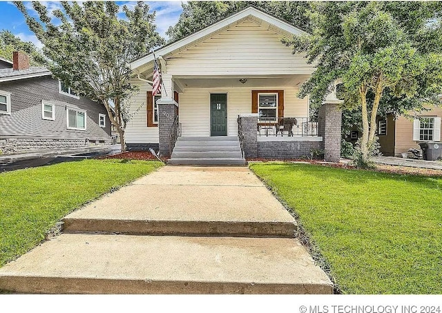 view of front facade with a front lawn and covered porch