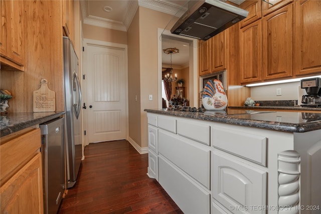 kitchen with island range hood, dark wood-type flooring, crown molding, an inviting chandelier, and stainless steel refrigerator