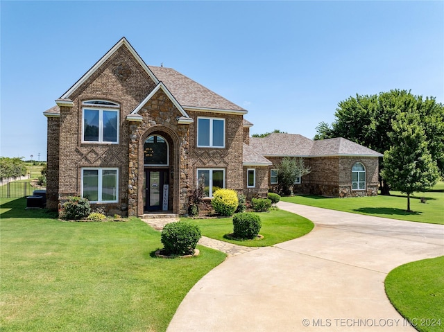 view of front of property featuring a front yard