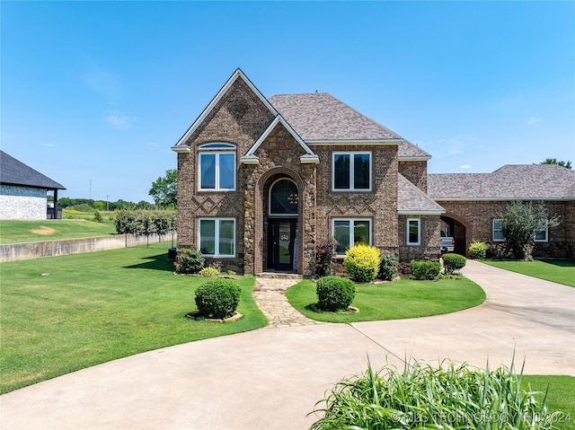 view of front of property featuring a front yard