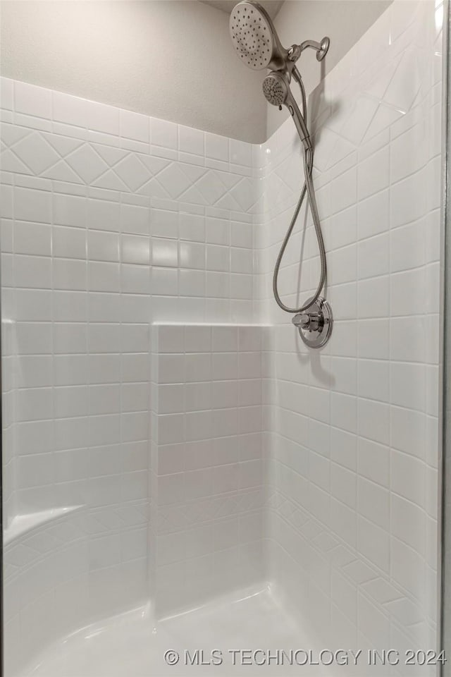 bathroom featuring a tile shower