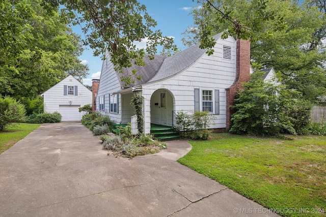 view of front of property featuring a garage and a front yard