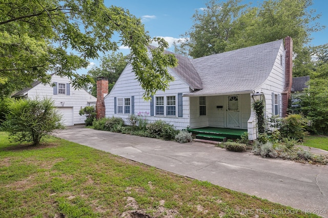 view of front of house featuring a garage and a front lawn